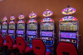 888ybet Mobile Slots APP ဖြင့် ဖုန်းပေါ်မှ Jackpot Slots ကစားနေသောမြင်ကွင်း